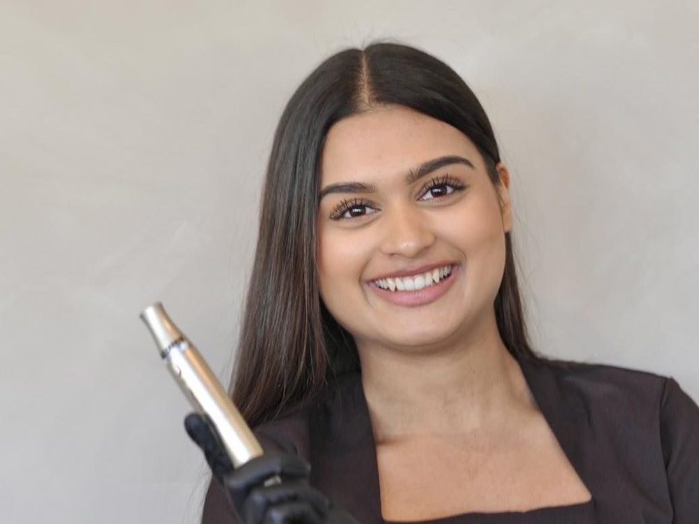 Melissa met de Dermica Goldpen in haar salon
