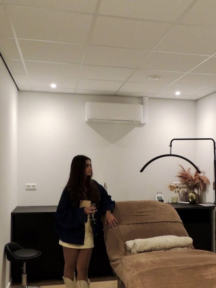 De behandelkamer met een cognackleurige behandelstoel en een LED-lamp