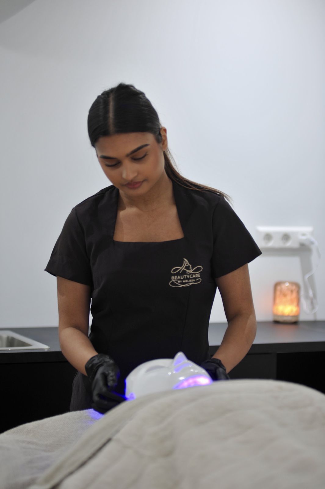 Melissa behandelt een klant met LED-licht