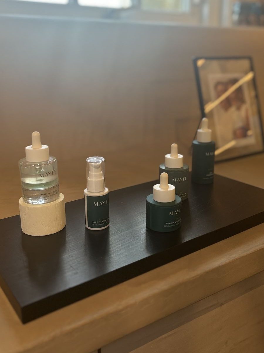 Serums en huidverzorging op de plank in de salon